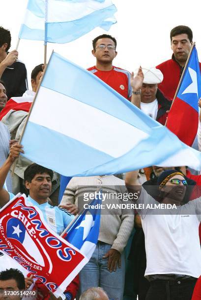 Hinchas argentinos y chilenos agitan banderas de sus países en Estadio Municipal de Valparaiso, en Chile, el 21 de enero de 2004. Argentina se...