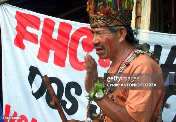 An indian cheef of the Wapchana tribe speaks in front of an ally and made references to the president of Brazil, Fernando Henrique Cardoso, 17 April...