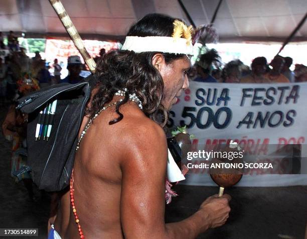 An indian of the Tucuna tribe dances and sings, 18 April 2000, during the Pueblo Conference of Indians in Coroa Vermelha, Brazil. Un indigena de la...