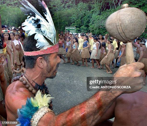 Indians of the Pataxo Tribe sing during a ceremony in el Monte Pascoal situated in the southeast of Brazil, 17 April 2000. Indios de la tribu Pataxo...