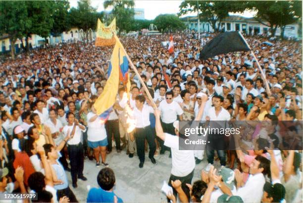 Pobladores de la ciudad amazonica peruana de Iquitos 250 kms noreste de Lima, queman una bandera ecuatoriana en la tarde del 12 de Mayo de 1999,...