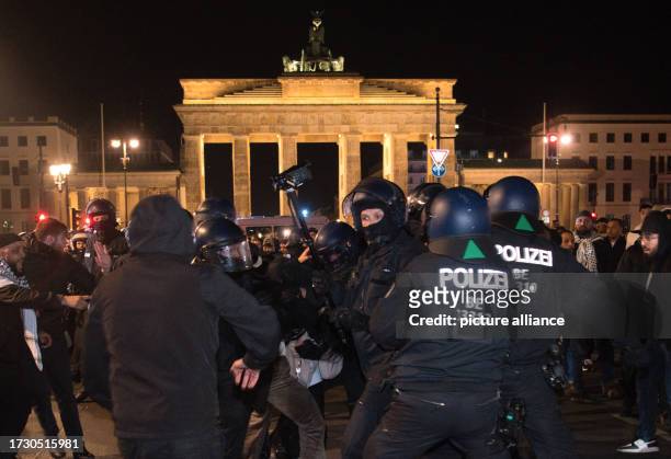 Dpatop - 17 October 2023, Berlín: Palestinians and supporters clash with police during a protest at the Brandenburg Gate in Berlin. Photo: Paul...