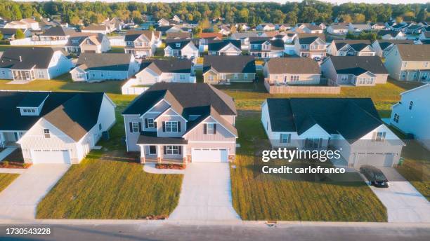 casas nuevas en línea - suburbio zona residencial fotografías e imágenes de stock