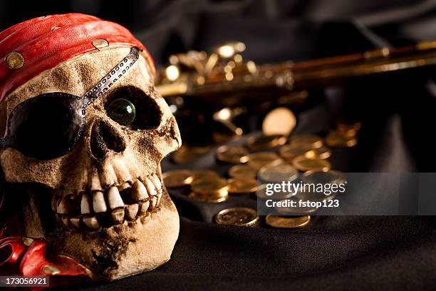 squelette pirate et or générosité, de pièces de monnaie, trésor en arrière-plan - serre tête photos et images de collection