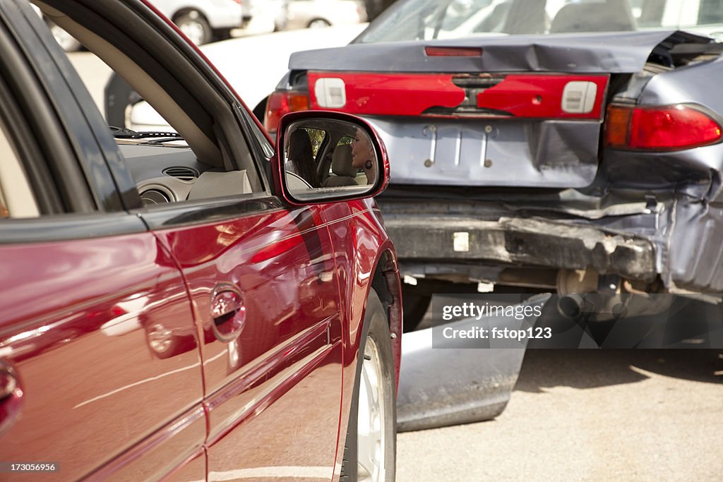 Transport: accident de deux voitures, wreck avec des personnes toujours intérieur rouge véhicule.