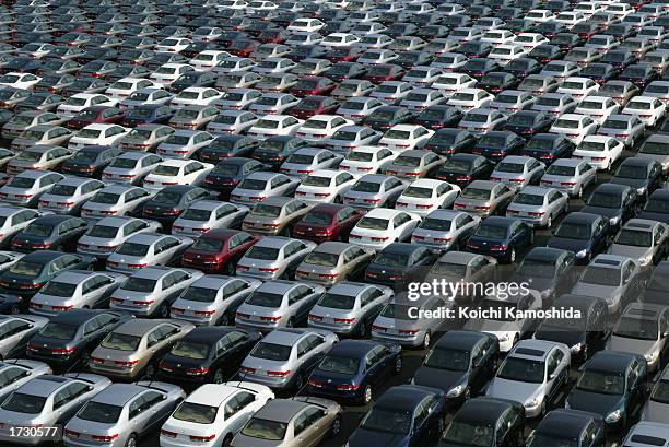 honda cars wait to be exported from japan - car exports stock-fotos und bilder