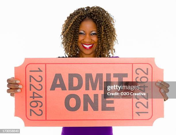 pretty mujer agarrando boleto - admit one frase corta fotografías e imágenes de stock