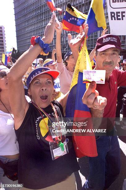 Opositores del presidente venezolano Hugo Chavez agitan banderas y gritan consignas contra el mandatariomientras marchan hacia la sede de la la...