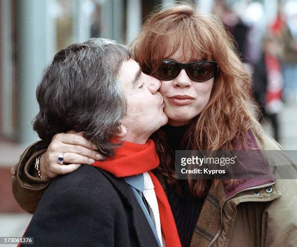Actor Dudley Moore kissing his wife Brogan Lane, circa 1992.
