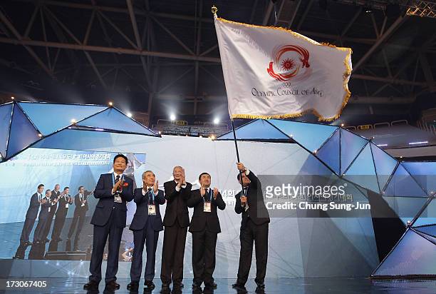 Rejepgeldy Nurmammedow , Head of Government of Ashghabat city, Turkmenistan, the next host city of Asian Indoor & Martial Arts Games waves OCA flag...