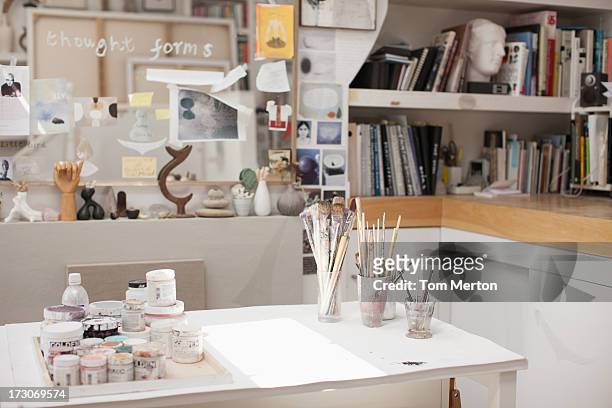 paintbrushes em potes em estúdio - art and craft equipment - fotografias e filmes do acervo