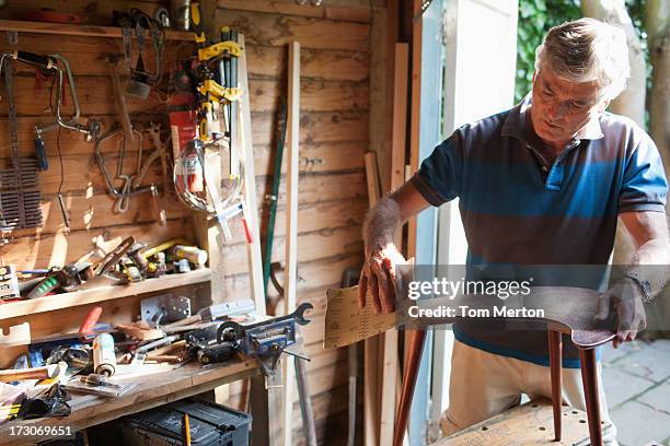 hombre enviando madera en el taller - shed fotografías e imágenes de stock