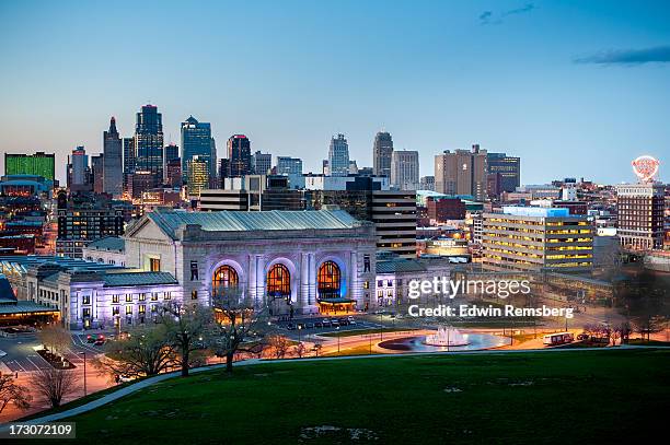 kc skyline at dusk - kansas city missouri bildbanksfoton och bilder