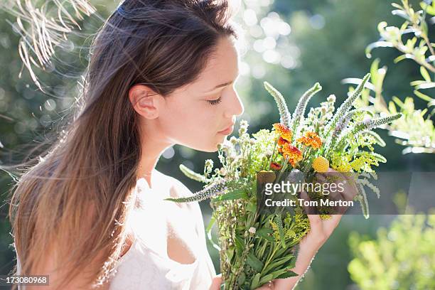 woman holding bouquet of flowers - scented 個照片及圖片檔