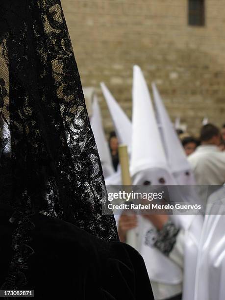 mantilla y penitentes/holy friday in spain - penitentes stockfoto's en -beelden