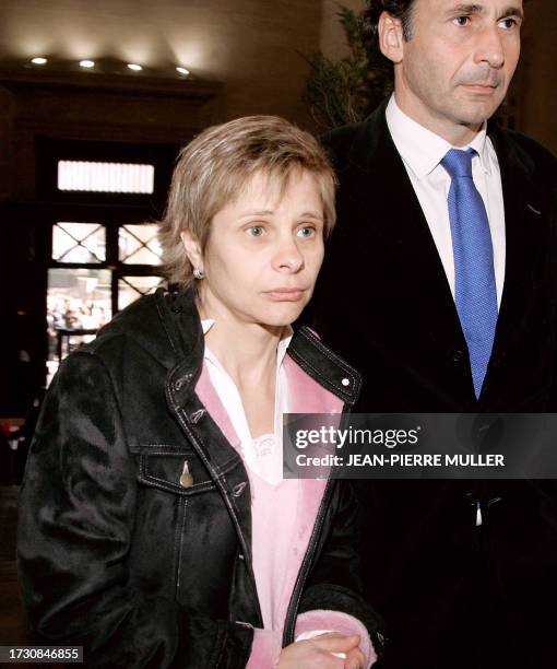 Infirmière Chantal Chanel se dirige vers la salle d'audience en compagnie de son avocat Me Pierre-Olivier Sur, le 12 mars 2007 au palais de justice...