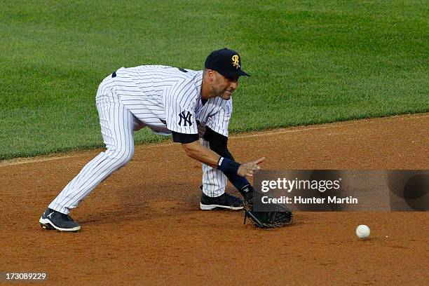 Shortstop Derek Jeter of the New York Yankees fields a ground ball in  News Photo - Getty Images