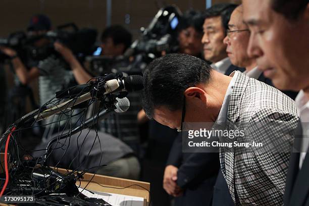 Yoon Young-Doo, President of the Asiana Airlines bows with other board members during their media briefing at their headquarters on July 7, 2013 in...