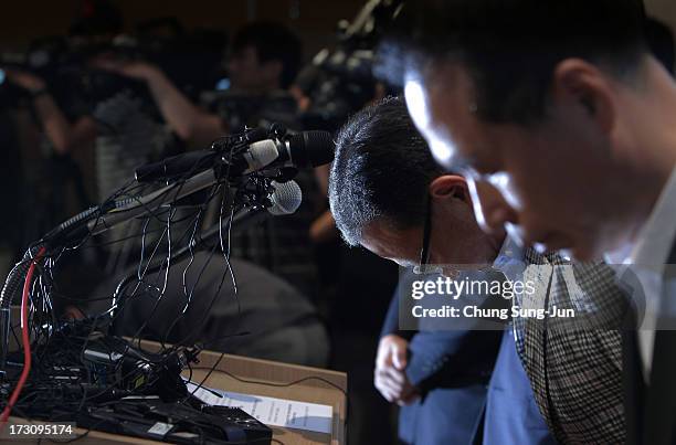 Yoon Young-Doo, President of the Asiana Airlines bows with other board members during their media briefing at their headquarters on July 7, 2013 in...