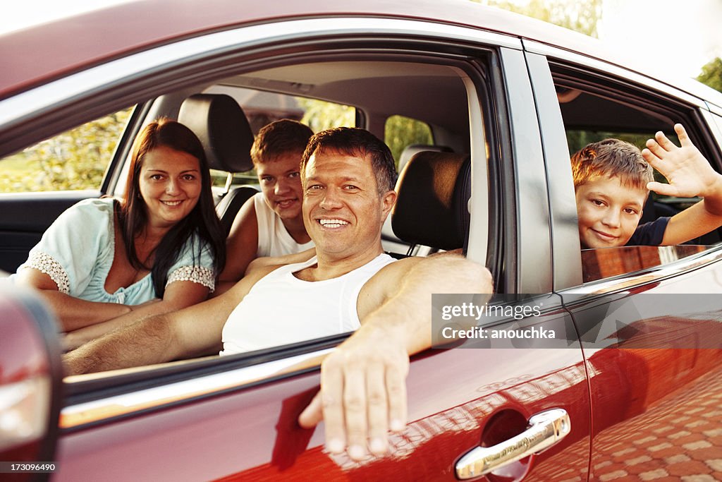 Familia feliz en coche listo para viajes