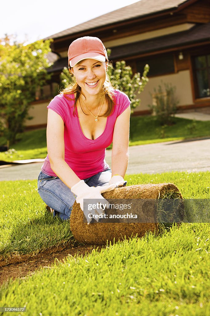 Femme exposant pelouse Turf
