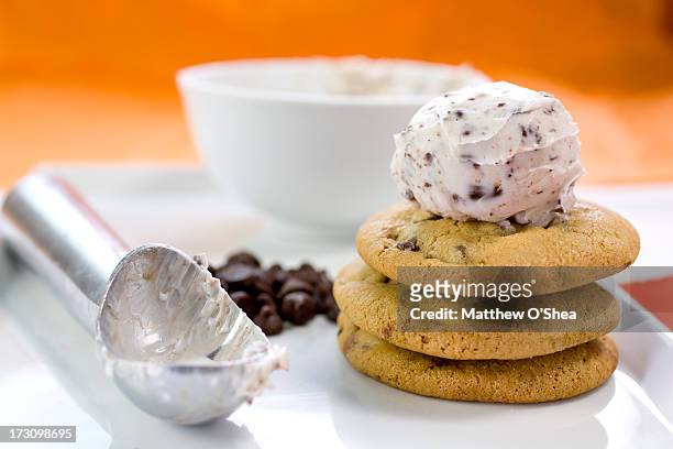 chcoclate chip ice cream on chocolate chip cookies - chocolate chip ice cream stock pictures, royalty-free photos & images