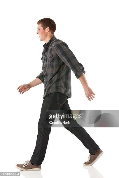 profilo di un uomo felice a piedi - walking foto e immagini stock