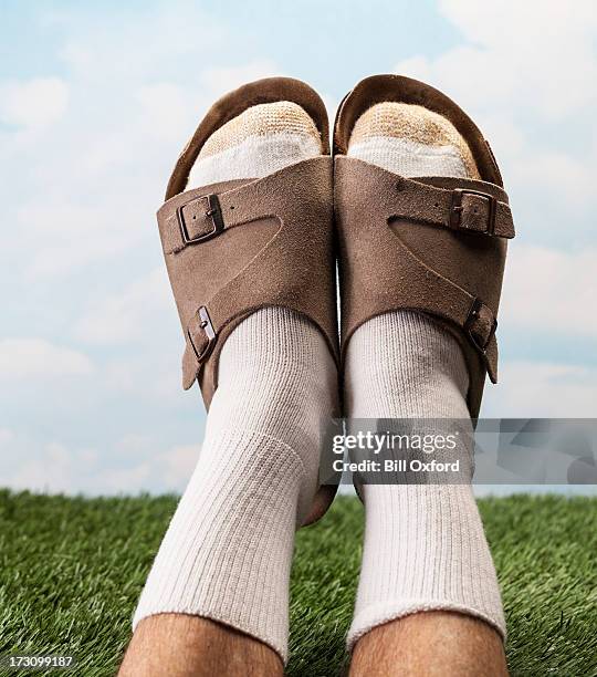 sandales - chaussette photos et images de collection
