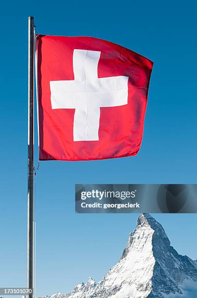 schweizer flagge und das matterhorn's peak - schweizer flagge stock-fotos und bilder