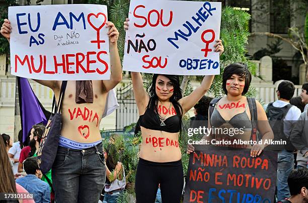 Marcha das Vadias" é o nome adotado no Brasil para o evento mundial de protesto chamado "Slut Walk". A edição brasileira reuniu mulheres em várias...