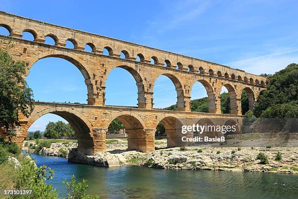 aqueduc le pont du gard, france - pont du gard photos et images de collection
