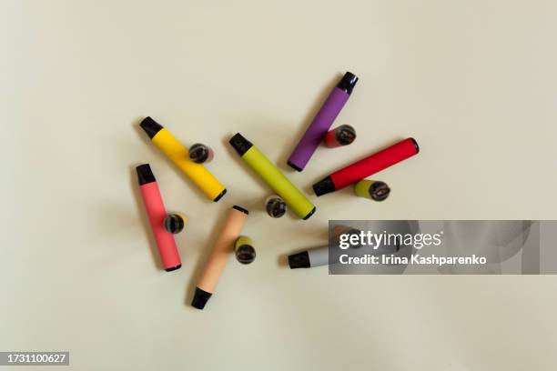 disposable e-cigarettes. vape. - electronic cigarette smoke stockfoto's en -beelden