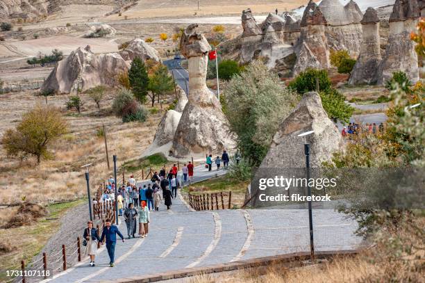 touristen zu fuß in paşabağı - göreme stock-fotos und bilder