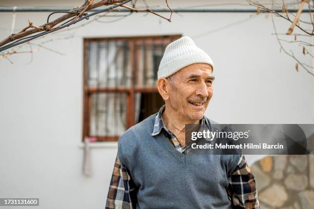 senior gardener posing - turkse etniciteit stockfoto's en -beelden