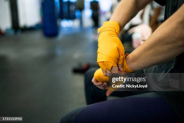 luchadora de muay thai con correas de mano en el gimnasio - muay thai fotografías e imágenes de stock