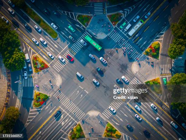 aerial view of cars driving through intersection - kruispunt stockfoto's en -beelden