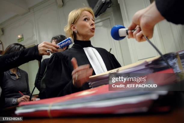 Me Marie-Christine Chataigner, avocat de l'accusé, répond aux questions des journalistes, le 03 décembre 2007 au Palais de Justice de Nevers, avant...