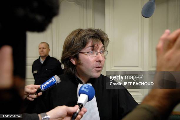Me Thibault de Saulce Latour, avocat de l'accusé, répond aux questions des journalistes, le 03 décembre 2007 au Palais de Justice de Nevers, avant...