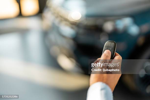 halten sie die hand am ferngesteuerten auto. - car alarm stock-fotos und bilder