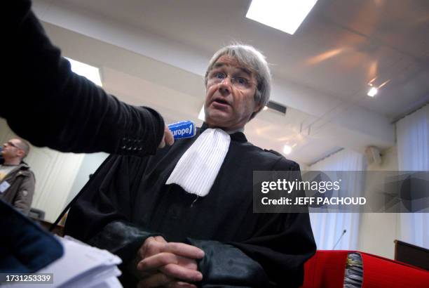 Me Rémi Crauste, avocat de la partie civile, répond aux questions des journalistes, le 03 décembre 2007 au Palais de Justice de Nevers, avant...