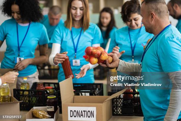 helfer von wohltätigkeitsorganisationen - gemeinnützige organisation stock-fotos und bilder
