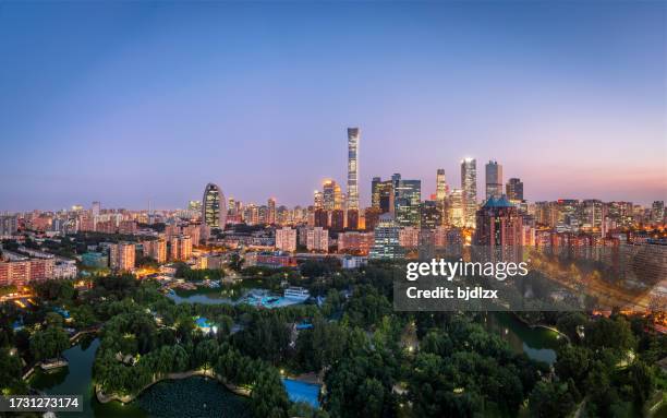the skyline of beijing at sunset, beautiful and fresh urban environment, and green vegetation. - centrale radio en tv toren stockfoto's en -beelden