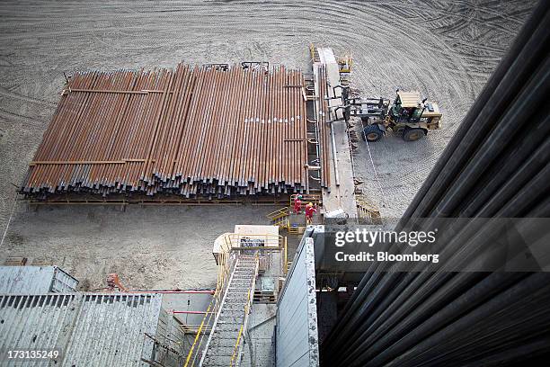 Loader Oil Rig 47 Mobil A Oil Rig Stock Photos, High-Res Pictures, and Images - Getty ...