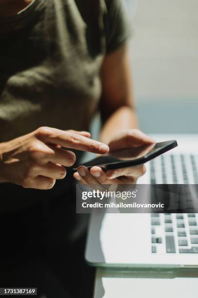 smartphone use - beeldscherpte techniek stockfoto's en -beelden