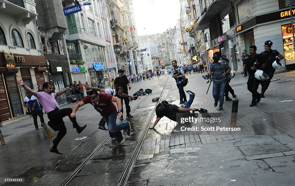Turkish Police Fight Anti-Government Protestors In Istanbul