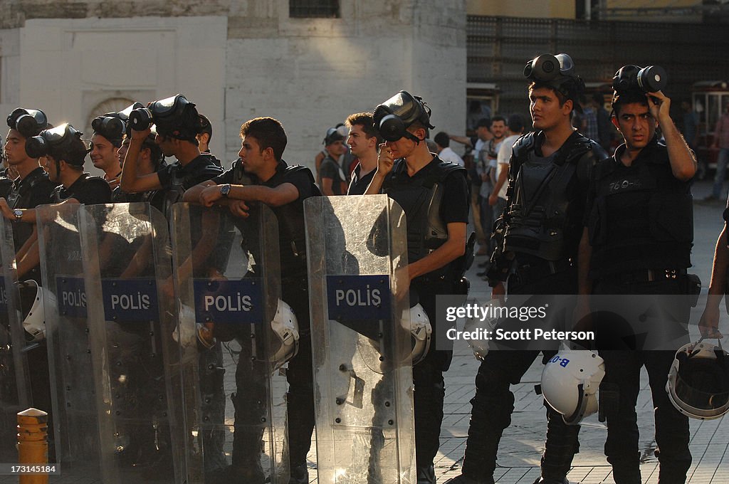 Turkish Police Fight Anti-Government Protestors In Istanbul