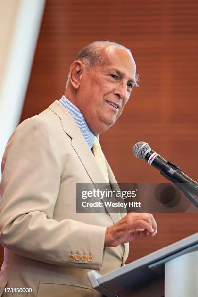 Designer Oscar de la Renta speaks at the Oscar De La Renta: American Icon reception at the William J. Clinton Presidential Center on July 08, 2013 in...