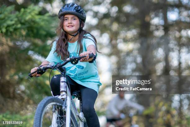 percorrere i sentieri su ruote - casco bici foto e immagini stock