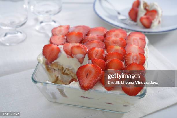 tiramisu with strawberry - tiramisu stock pictures, royalty-free photos & images