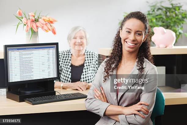 happy customer mit bargeld geld in bankschalter fenster - bankberater stock-fotos und bilder